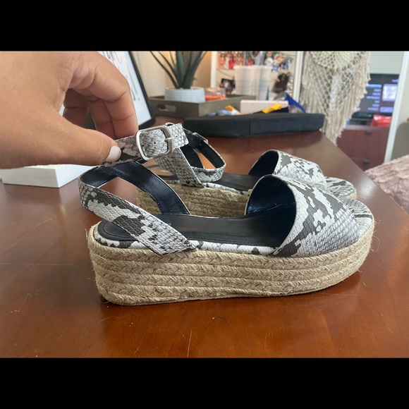 Pretty little thing snakeskin wedges - Picture 3 of 4